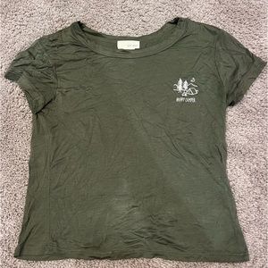 Embroidered crop tee “happy camper” - olive green